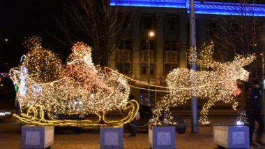 Noel Baba 'nın Sledge' ı, Noel ağacında parlayan ampullerin görüntüsü.