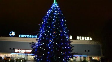 Noel ağacında parlayan ampullerin görüntüsü