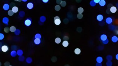 Bir noel ağacında parlayan ampullerin odaksız görüntüsü