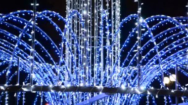 Çeşmede Noel çelenkleri.