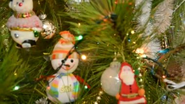 Yeni yıl oyuncaklarıyla süslenmiş güzel bir Noel ağacı