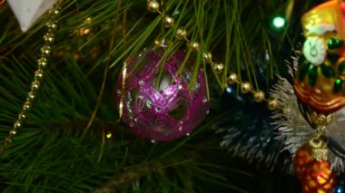 Yeni yıl oyuncaklarıyla süslenmiş güzel bir Noel ağacı