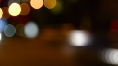 Geceleri sokağın odak ışıklarının dışında