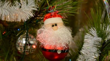 Yeni yıl oyuncaklarıyla süslenmiş güzel bir Noel ağacı