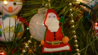 Yeni yıl oyuncaklarıyla süslenmiş güzel bir Noel ağacı