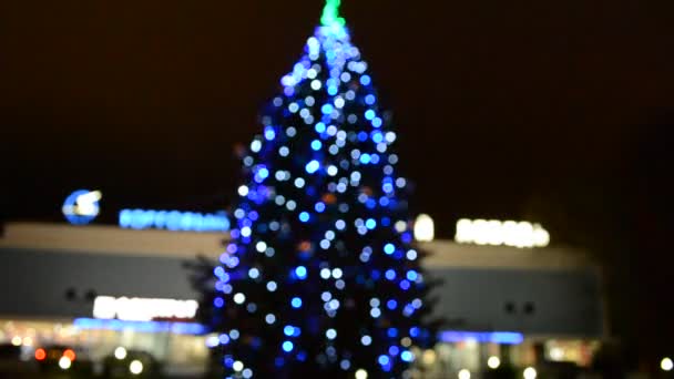Defocused Afbeelding Van Glanzende Bollen Een Kerstboom — Stockvideo