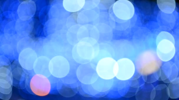 Image déconcentrée des ampoules brillantes sur un arbre de Noël 