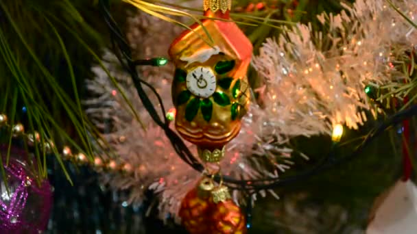 Hermoso Árbol Piel Navidad Decorado Con Juguetes Año Nuevo — Vídeo de stock