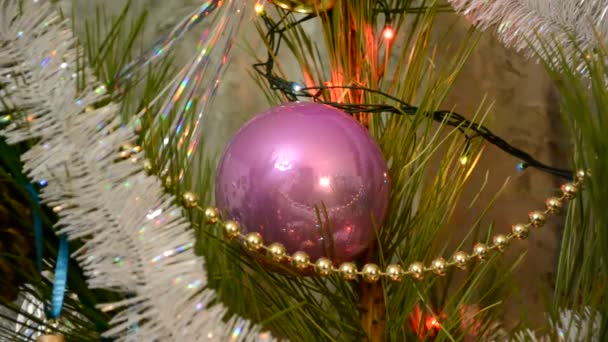 Yeni Yıl Oyuncaklarıyla Süslenmiş Güzel Bir Noel Ağacı — Stok video
