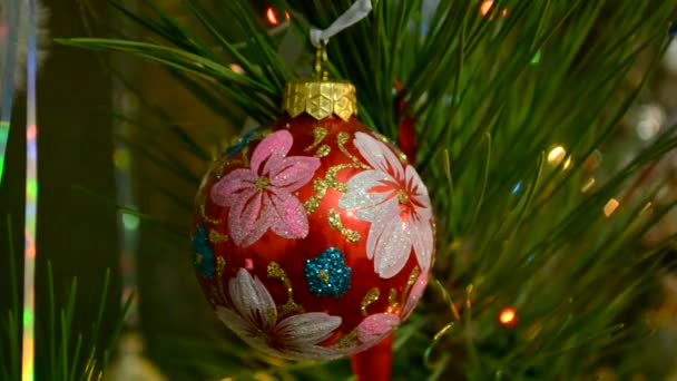 Hermoso Árbol Piel Navidad Decorado Con Juguetes Año Nuevo — Vídeo de stock