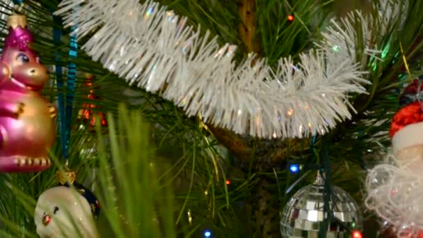 Yeni Yıl Oyuncaklarıyla Süslenmiş Güzel Bir Noel Ağacı — Stok video