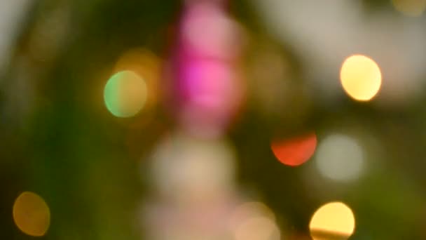 Image déconcentrée des ampoules brillantes sur un arbre de Noël 