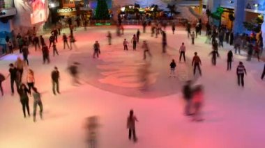 Buz pateni pisti ve insanlar. Kış eğlenceleri.