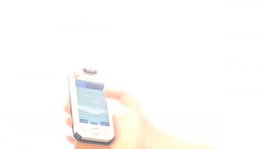 Eldeki cep telefonu beyaza izole edilmiş.
