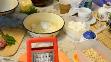 Salata hazırlama. Mutfakta yemek pişirme..