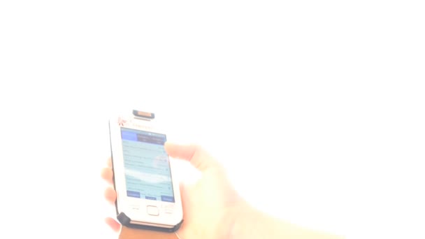 Мобильный Телефон Руке Изолирован Белом — стоковое видео