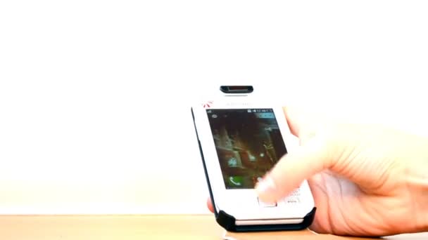 Mobiele Telefoon Hand Geïsoleerd Wit — Stockvideo