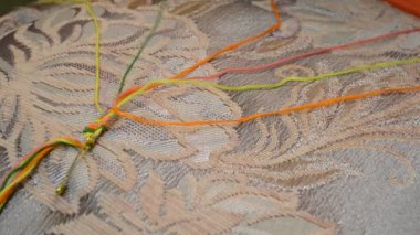 İpliklerden el işi bilekliği