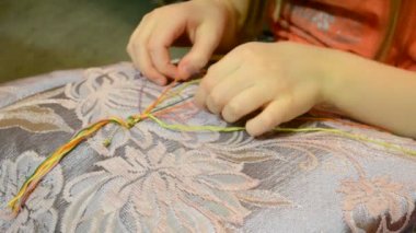 İpliklerden el işi bilekliği