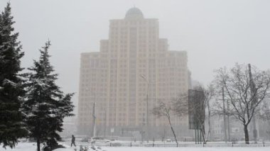 Kışın şehirde kar fırtınası.