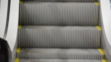 Yürüyen merdivenin hareketi. Yürüyen merdivenin vurulması.