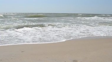 Deniz ve deniz dalgaları.