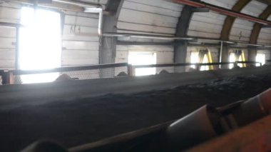 Kömür taşıyıcısı. Fabrikada ateş edildi..