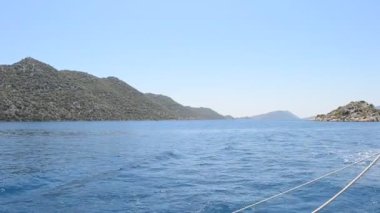 Türkiye'nin bayrak sallayarak güneşli mavi gökyüzü altında