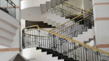 Otel, merdivenler. Otelde ötüyor..