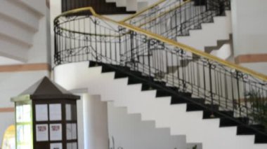 Otel, merdivenler. Otelde ötüyor..