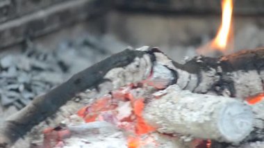 Ateş ve yakacak odun..