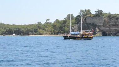 Denizdeki gemi.
