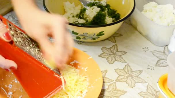在厨房里烹饪沙拉 — 图库视频影像