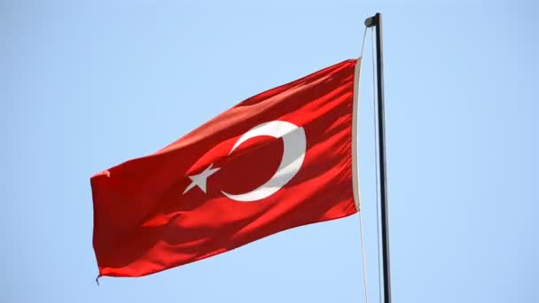 Viftande Flagga Turkiet Soliga Blå Himmel — Stockvideo