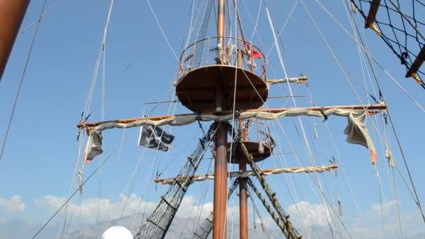 Tir sur un navire en Méditerranée .