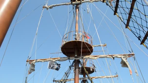 Tir sur un navire en Méditerranée .