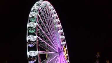 Büyük tekerlek, cazibe. Lunaparkta çekim.