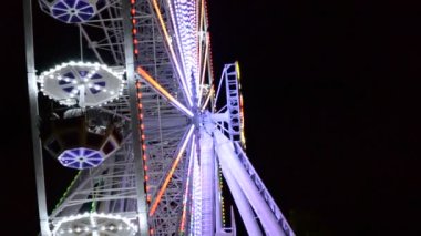 Büyük tekerlek, cazibe. Lunaparkta çekim.
