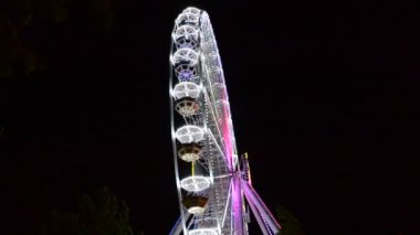 Büyük tekerlek, cazibe. Lunaparkta çekim.