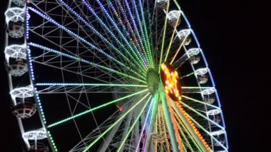 Büyük tekerlek, cazibe. Lunaparkta çekim.