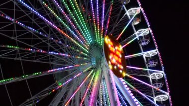 Büyük tekerlek, cazibe. Lunaparkta çekim.