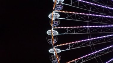 Büyük tekerlek, cazibe. Lunaparkta çekim.