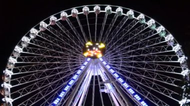 Büyük tekerlek, cazibe. Lunaparkta çekim..