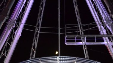 Büyük tekerlek, cazibe. Lunaparkta çekim..