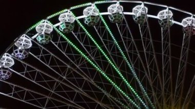 Büyük tekerlek, cazibe. Lunaparkta çekim..