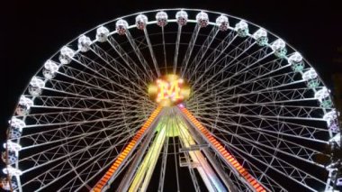 Büyük tekerlek, cazibe. Lunaparkta çekim..