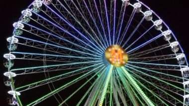 Büyük tekerlek, cazibe. Lunaparkta çekim..