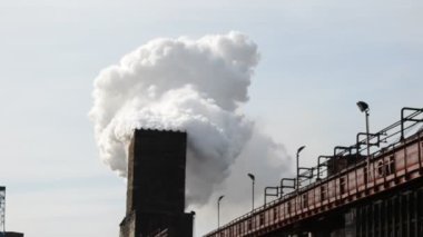 Dumanlı endüstriyel fabrika