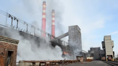 Dumanlı endüstriyel fabrika