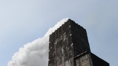 Dumanlı endüstriyel fabrika
